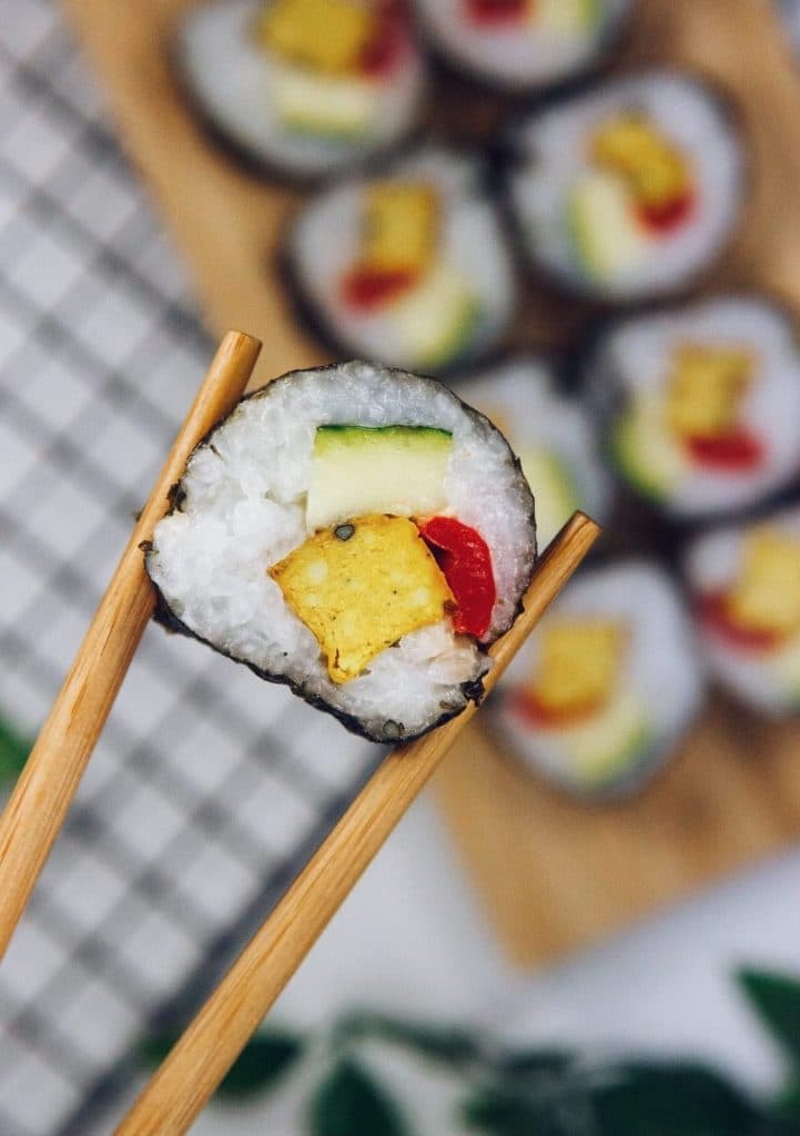 Veganes Sushi selber machen – Futo Maki mit gebackenem Curcuma-Tofu und ...