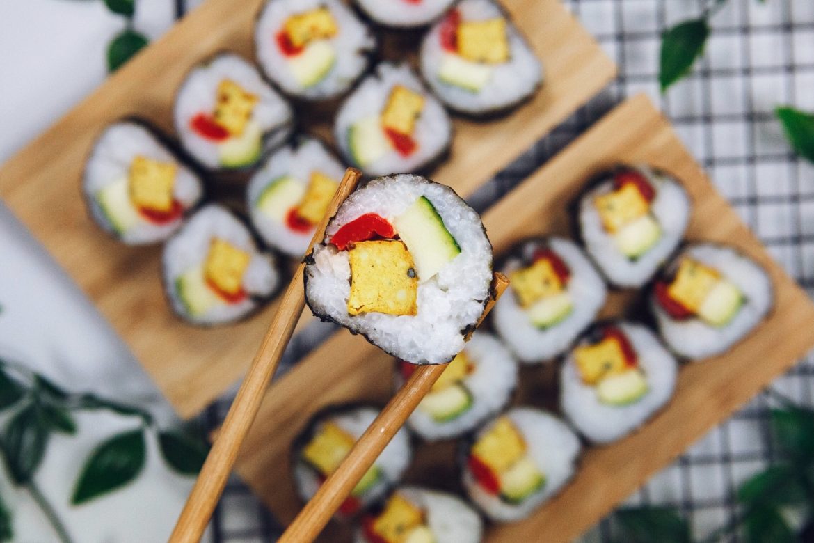 Veganes Sushi selber machen – Futo Maki mit gebackenem Curcuma-Tofu und ...